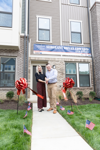 U.S. Army Sergeant Bryan Edwards cuts the ribbon on his new, mortgage-free Pulte home provided by PulteGroup’s Built to Honor® program. (Photo: Business Wire)