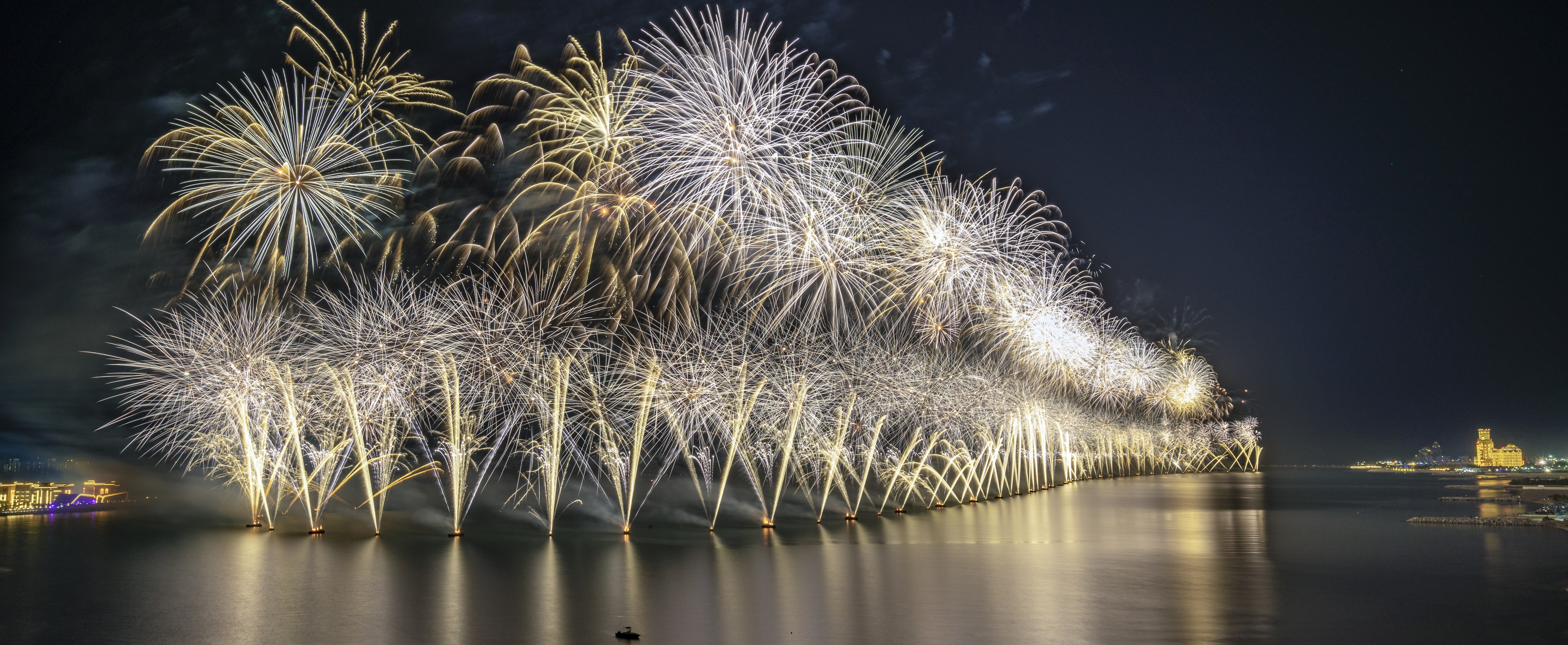 Les feux d'artifice du Réveillon du Nouvel An à Ras Al Khaimah éblouira le  monde avec deux nouvelles tentatives destinées à remporter des titres  record du monde de Guinness pour accueillir l'année