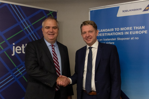 October 04, 2021 – JetBlue CEO Robin Hayes (left) and Icelandair CEO Bogi Nils Bogason at the IATA Annual General Meeting (AGM) in Boston celebrate 10 years of partnership and expansion of codeshare. (Photo: Business Wire)
