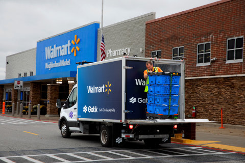 A Walmart Associate unloads goods from a Gatik truck outside Walmart's Neighborhood Market in Bentonville, Arkansas. Gatik's fully driverless operations unlock the full advantages of autonomous delivery for Walmart’s customers: increased speed and responsiveness when fulfilling e-commerce orders, increased asset utilization and enhanced safety for all road users. (Photo: Business Wire)