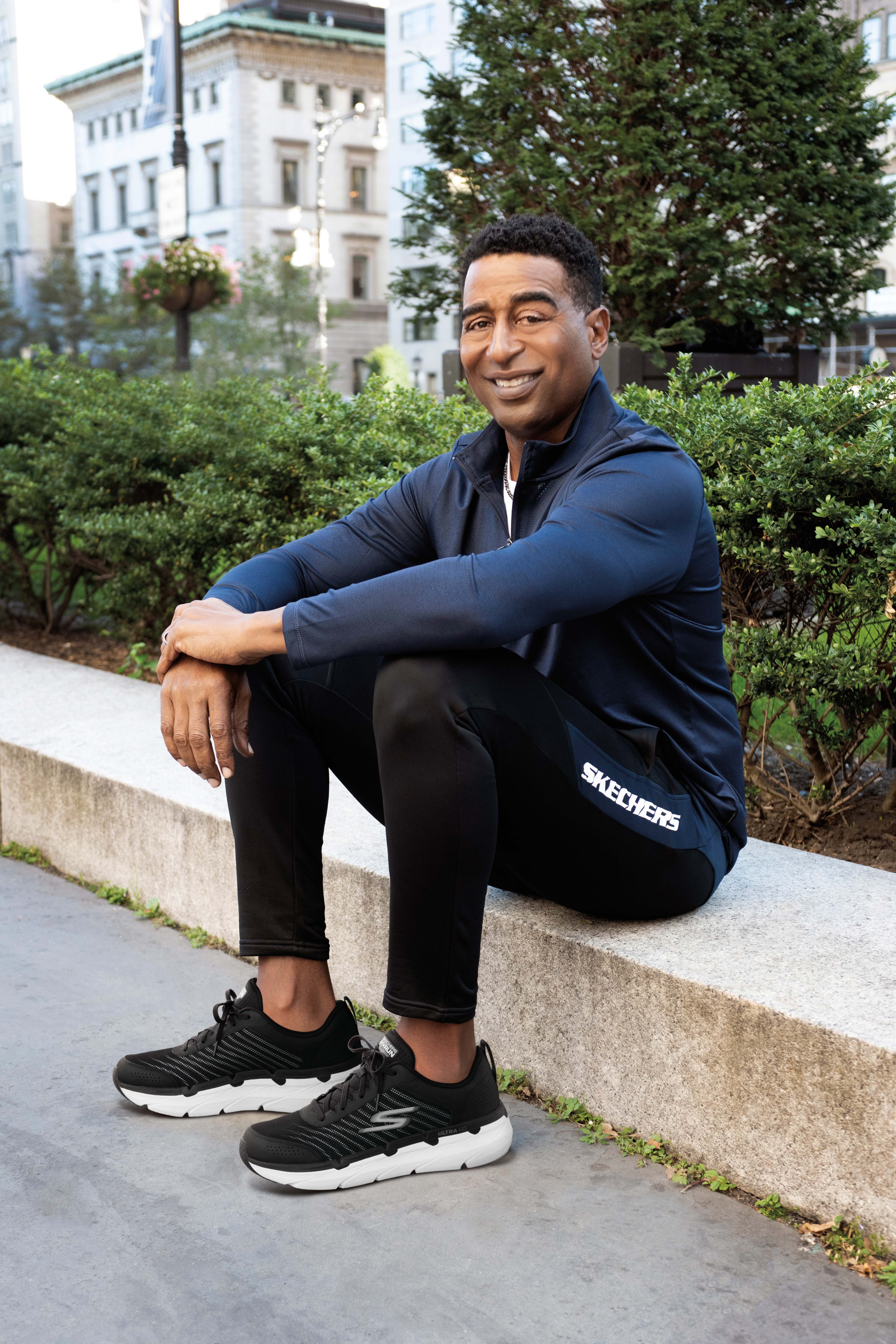 Afgeschaft dubbellaag neus NFL Hall-of-Famer Cris Carter Goes the Distance for Skechers | Business Wire