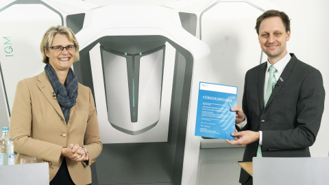 thumbnail Picture: Federal Minister Anja Karliczek hands over the grant certificate to Jan Goetz, CEO of IQM Picture credit: BMBF/Hans-Joachim Rickel