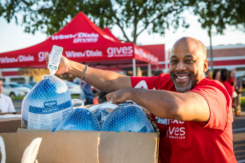 Southeastern Grocers and the SEG Gives Foundation are donating 5,000 frozen turkeys and Thanksgiving meal essentials through several drive-through food distribution events in Jacksonville, Panama City, Pensacola, Orlando, Fort Myers, Tampa, Miami and New Orleans. (Photo: Business Wire)