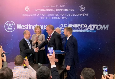 Patrick Fragman, President and CEO of Westinghouse and Petro Kotin, Acting President of NNEGC Energoatom shake hands and are joined by United States Charge d’affaires to Ukraine Kristina Kvien and Ukraine Energy Minister Herman Halushchenko. (Photo: Business Wire)