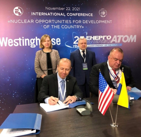 Patrick Fragman, President and CEO of Westinghouse and Petro Kotin, Acting President of NNEGC Energoatom sign a contract for first AP1000 in Ukraine. They are joined by United States Charge d’affaires to Ukraine Kristina Kvien and Ukraine Energy Minister Herman Halushchenko. (Photo: Business Wire)
