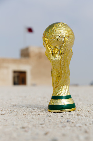Réplica del Trofeo de la Copa Mundial de la FIFA™ en el Fuerte de Al Zubarah, Patrimonio Mundial de la UNESCO, en Madinat ash Shamal, Catar. (Foto de Matthew Ashton – AMA/Getty Images)