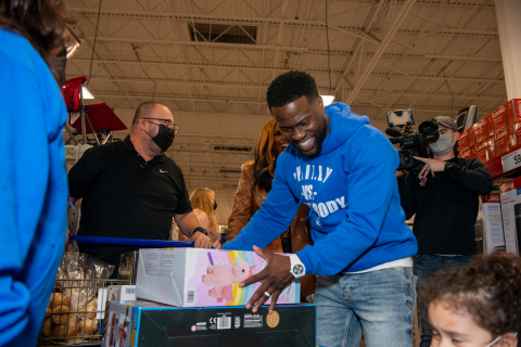 Sam's Club, Laugh Out Loud and Kevin Hart surprised 10 families from the Special Needs Network at a Sam's Club in Oxnard, Calif. with a holiday shopping spree at Sam's Club. (Photo: Business Wire)