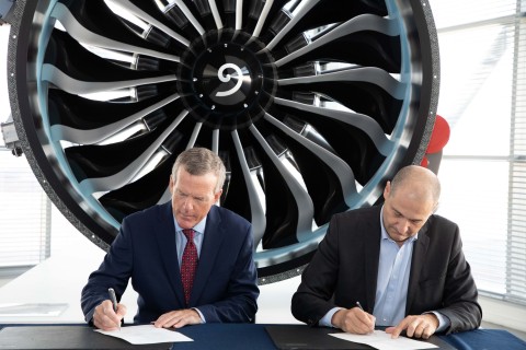 Bill Higgins, Albany International President and CEO and Jean-Paul Alary, CEO of Safran Aircraft Engines, signed the partnership extension in Villaroche, near Paris. Copyright: R. Alary/Safran.