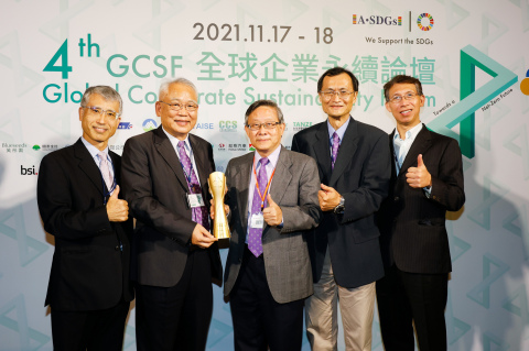 National Tsing Hua University was awarded the Taiwan University Sustainability Award. President Hocheng Hong (center) and Chief Sustainability Officer Tai Nyan-hwa (second from the left), Sustainability Office Director Lin Fu-ren (first from the left), Vice President and Chief of Staff King Chung-Ta (second from the right), Dean of International College Doong Ruey-an (first from the right). (Photo: National Tsing Hua University)