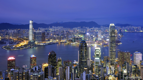 香港將會上演一場精彩絕倫的大型藝術匯演迎接2022，包括燈火燦爛的維多利亞港、M+幕牆的倒數時鐘，以及香港的旗艦樂團香港管弦樂團激昂演奏。
(圖片來源: BrandHK)