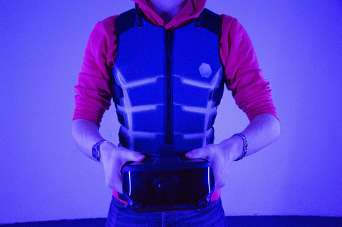 Skinetic est une veste à retour haptique qui permet de reproduire des sensations extrêmement réalistes lors d’expériences en réalité virtuelle. L’utilisateur peut ainsi ressentir chaque interaction et son environnement virtuel. (Photo: Business Wire)