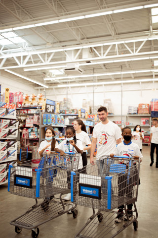 Allen Temiz, Girlfriend Kendall Magliato shopping with HANDY youth (Photo: Business Wire)