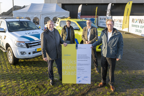 Fluor's Pieter Teeuw and Ger van der Schaaf (shown third fourth L to R) celebrate the completion of upgrades and expansion of the A9 highway between Holendrecht and Diemen junctions in Amsterdam. (Photo: Business Wire)