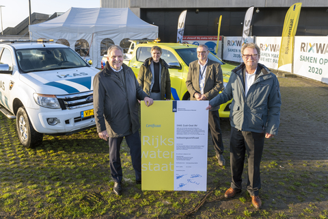 Fluor’s Pieter Teeuw and Ger van der Schaaf (shown third & fourth L to R) celebrate the completion of upgrades and expansion of the A9 highway between Holendrecht and Diemen junctions in Amsterdam. (Photo: Business Wire)