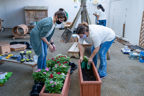 MONAT Gratitude leadership and volunteers kicked off the season of giving with their sixth annual Gratitude Week. This year, the Doral-based nonprofit volunteered with Salvation Army of Miami and Lotus House Women’s Shelter. (Photo: Business Wire)