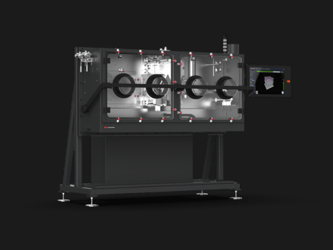 Production System由黏著劑噴射和單程噴墨技術的發明者建立，是一個工業製造平臺，由Desktop Metal正在申請專利的Single Pass Jetting™(SPJ)技術提供支援。這種系統的速度旨在達到傳統粉末床熔融積層製造技術的100倍，每年可生產數百萬個零件，與傳統的大規模生產技術相比具有成本優勢。該平臺由兩種型號的列印機組成，包括用於製程開發和連續生產應用的解決方案P-1。（照片：美國商業資訊）