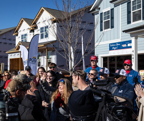 Gold Star spouse Maggie Duskin holds up the key to her new mortgage-free home in Pulte's Rutherford community. (Photo: Business Wire)