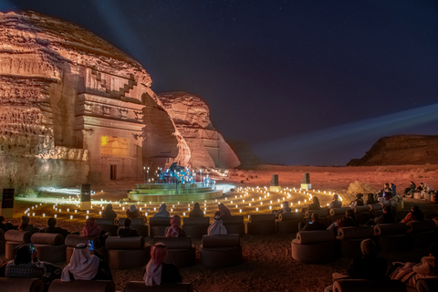 Un concerto a lume di candela assolutamente unico nel cuore del deserto presso l'esclusivo sito archeologico di Hegra, patrimonio mondiale UNESCO dell'umanità