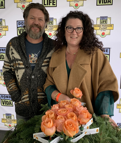 Dan Snook and Shannon Powers, creators of the non-scripted streaming series Last Chance Transplant on Discovery Plus, participate in the Rose Dedication Ceremony for the Donate Life Rose Parade float, placing roses in honor of all who are waiting for a transplant and encouraging more people to say “yes” to organ, tissue and eye donation. (Photo: Business Wire)