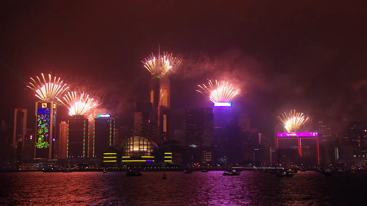 迎接2022！香港踏入元旦，特別版「幻彩詠香江」照亮維港