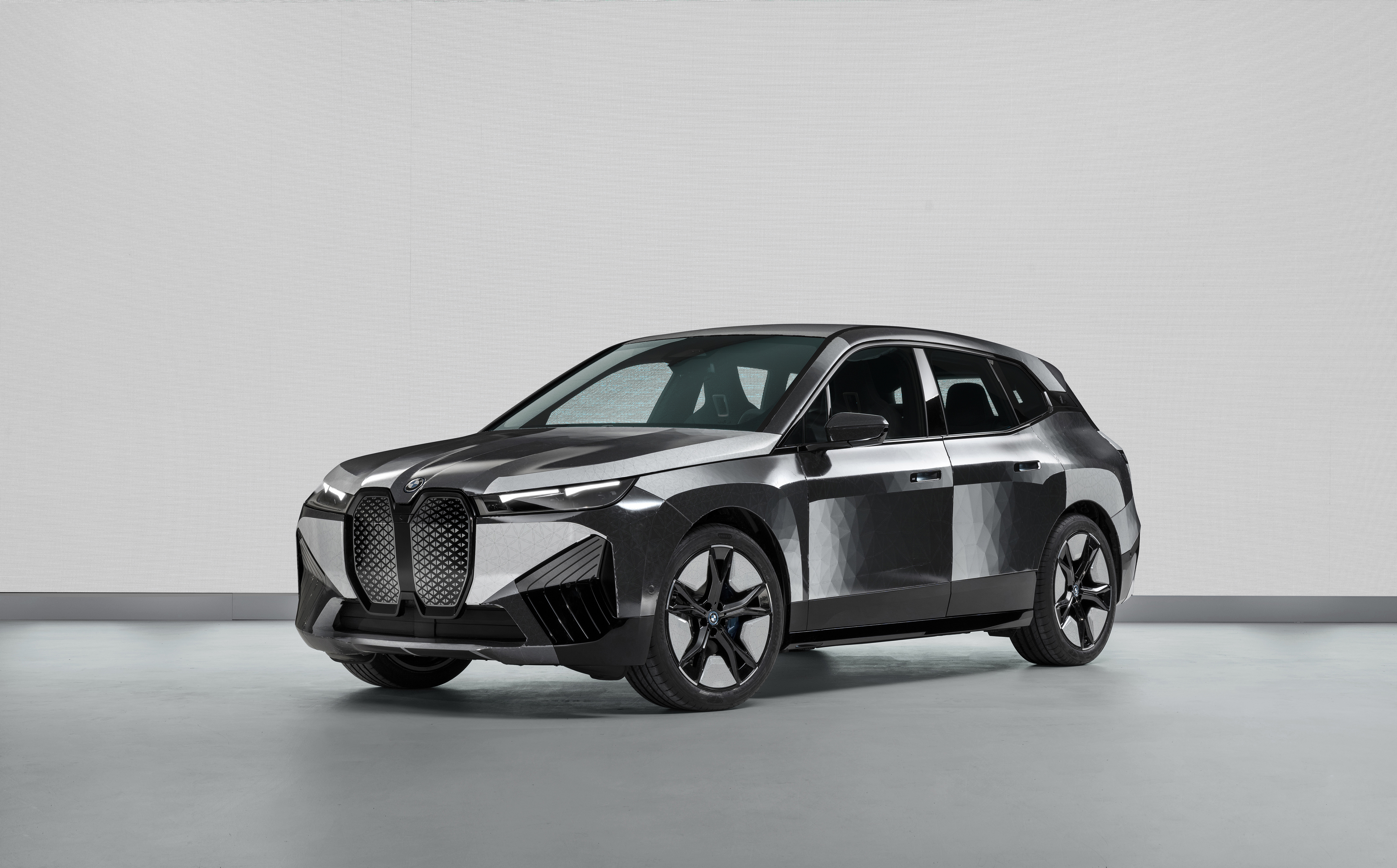 BMW at CES 2022. The BMW iX Flow featuring E Ink.