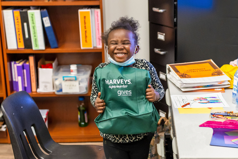 Harveys Supermarket, together with the grocer's charitable foundation, recently visited the MaliVai Washington Youth Foundation, a second-year Romay Davis Belonging, Inclusion and Diversity Grant Program recipient, to donate SE Grocers snacks,​ empowering books and school supplies to support the organization's comprehensive after-school youth development program. (Photo: Business Wire)