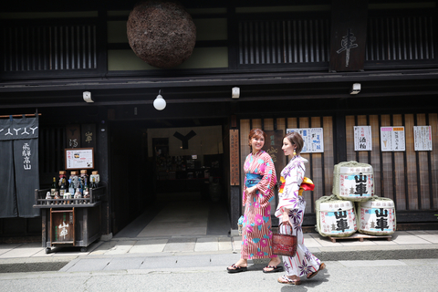 Strolling around the old town in Takayama, famous for its saké breweries. (Photo: HIDA-TAKAYAMA Tourism & Convention Bureau. If you’d like to use this photo in your article or other publication, please download it from https://www.hida.jp/english/library/index.html)