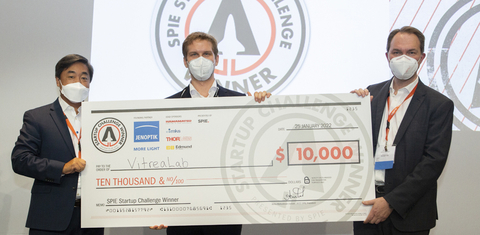 original Jonas Zeuner of VitreaLab, center, is joined onstage by Jenoptik's Song Yop Chung, left, and Ralf Kuschnereit, right. (Photo: Business Wire)