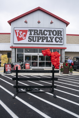 original Tractor Supply's 2,000th Store (Photo: Business Wire)