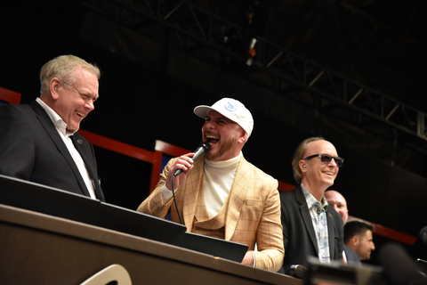 Barrett-Jackson Chairman & CEO Craig Jackson (Left), Pitbull and Barrett-Jackson President Steve Davis (Right) during the charity sale of the Karma GS-6 “Mr. 305 Edition” benefiting Selfless Love Foundation and The SLAM Foundation. (Photo: Business Wire)
