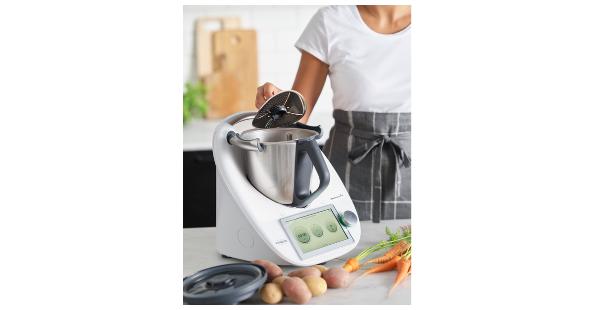 https://mms.businesswire.com/media/20220131005285/en/1343430/23/int_thermomix_blade-cover-and-peeler-TM6_product-in-use_product-launch_28_medium.jpg