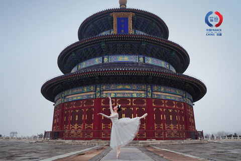 Chinese artist danced ballet in front of the Hall of Prayer for Good Harvest in Beijing (Photo: Business Wire)