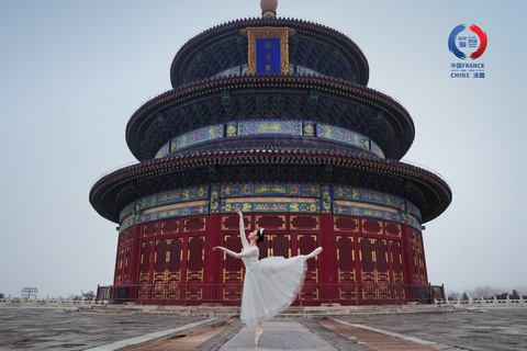 thumbnail La danseuse chinoise a dansé un ballet devant le Palais de Prière pour bonnes récoltes à Beijing (Photo: Business Wire)