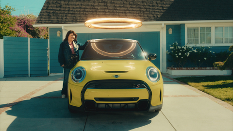 Carvana's new 30 second ad premiering during the "Big Game" features the "Oversharing Mom" who can't stop talking about her Carvana experience. (Photo: Business Wire)