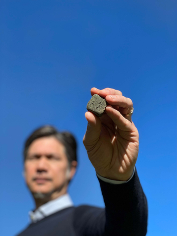 original Davide Zampini, Director de Investigación y Desarrollo Global de CEMEX con el primer clínker solar del mundo. Fuente: CEMEX