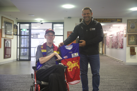 Former Brisbane Lions Triple Premiership star, Chris Johnson, surprised longtime Melbourne-based Lions fan, Philip O’Keefe, a user of Synchron’s brain computer interface (BCI) and the first person ever to tweet using an implantable BCI, with a Brisbane Lions team-signed jumper during a tour of the club’s museum at Marvel Stadium in Docklands, Australia. O’Keefe was honored, along with Synchron CEO Thomas Oxley, MD, PhD, for their contributions to advancing this technological solution for people with MND. (Photo: Business Wire)