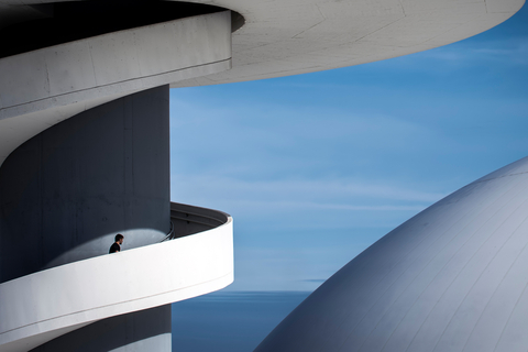 thumbnail 都市のコンクリート・アマチュア受賞者：Mario Pereda、オスカー・ニーマイヤー国際文化センター、 アビレス、スペイン　「コンクリートがいかに私たちの生活に欠かせない一部であるか（コンクリートがなければ、現代社会で必要なインフラストラクチャーの大部分の建設が非常に困難でしょう）だけでなく、その多用途性により、いかに私たちの生活を豊かにする機能的で美的に魅力のある環境を開発することを可能にしているかを示すために、この写真を撮りました。」（写真：ビジネスワイヤ）