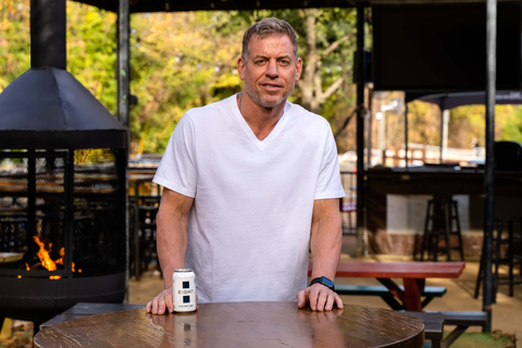 Troy Aikman pours the first pints of his new beer, EIGHT, now available at bars and restaurants in Texas. (Photo: Business Wire)