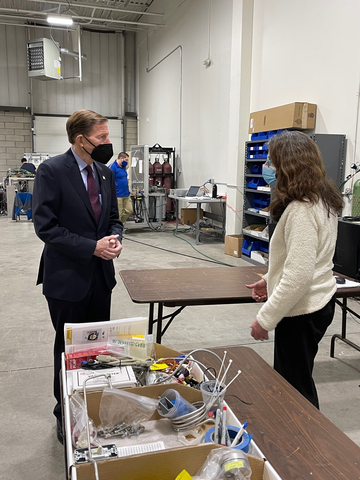 Infinity™ lead systems engineer, Karen Murdoch, discusses the company’s hydrogen fuel cell technology with U.S. Senator Richard Blumenthal (D-CT). (Photo: Business Wire)