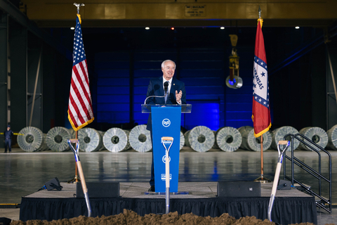 Arkansas Governor Asa Hutchinson inspires audience with vision of how the new steel mill will bring economic growth to Arkansas (Photo: Business Wire)