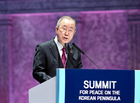 Cambodia Prime Minister Samdech Hun Sen and H.E. Ban Ki-moon, former Secretary-General of the United Nations, served as World Summit 2022 Summit co-chairs. Picture: Mr. Ban Ki-moon adressing the participants of the Summit Foto: IMAP (Photo: Business Wire)