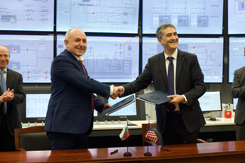 Nasko Mihov, Executive director of Kozloduy NPP and Tarik Choho, EMEA OPS President of Westinghouse signed MOU contract. (Photo: Business Wire)