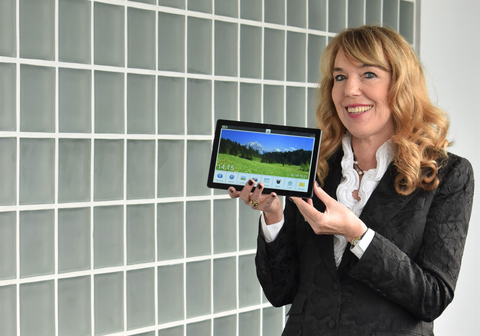 Eveline Pupeter mit dem neuen emporia Tablet, das speziell für Senioren entwickelt wurde. Foto: emporia