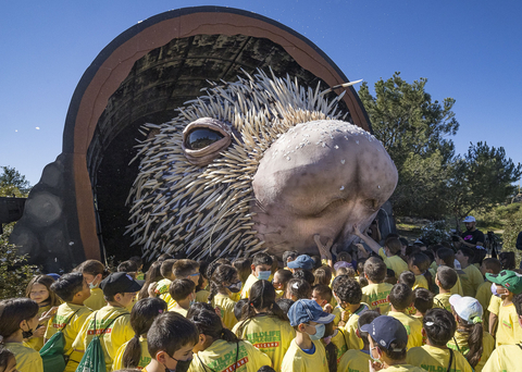 POINTS OF INTEREST -- The world's largest puppet ever conceived stops in Los Angeles to visit with hundreds of Los Angeles-area school children on its way to the March 11 grand opening of the renowned San Diego Zoo's new participatory Wildlife Explorers Basecamp. The puppet was created by the famed Jim Henson's Creature Shop. (Photo: Business Wire)