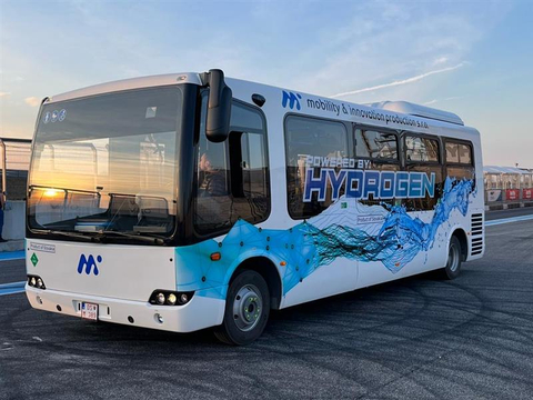 original Mobility & Innovation, H2Bus powered by a Loop Energy fuel cell system (Photo: Business Wire)