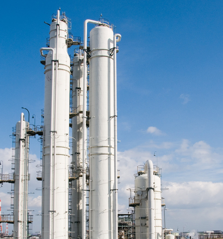 Colunas de destilação na planta química da JSR (Foto: JSR Corporation)
