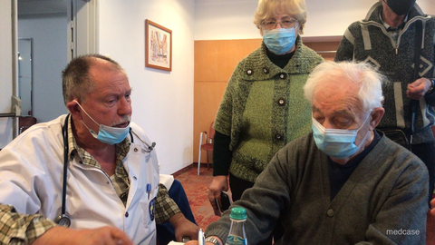 Medcase doctor assisting a Ukrainian refugee in Romania (Photo: Business Wire)