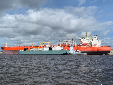 The Clean Canaveral providing cool-down services and bunkering LNG to the Eagle Brasilia (Photo: Business Wire)
