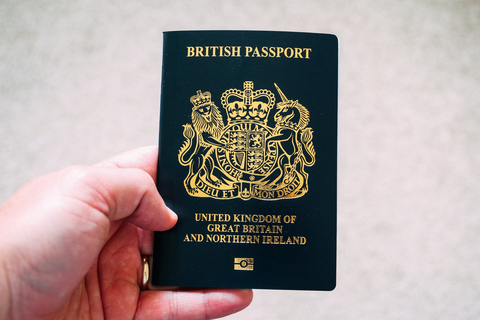 Une personne avec un passeport britannique (Crédit : Ethan Wilkinson)