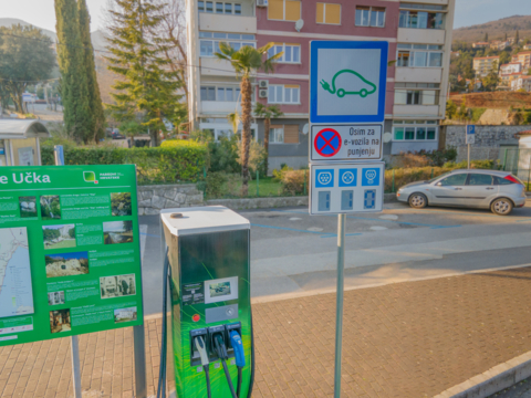 With the implementation of the digital signs on critical locations such as significant intersections, parking entrances or above the EV stations themselves, drivers can now be informed of the availability of the charging stations, thereby lowering the need to use a smartphone while driving. (Photo: Business Wire)